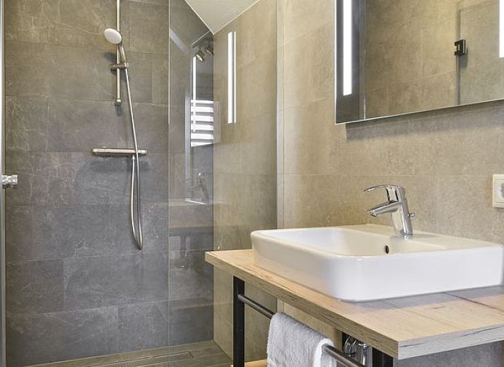 Guest house 380813 - Bungalow Noord Limburg - 8-persoons watervilla | 8CE