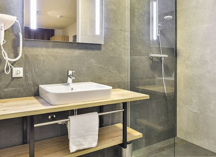 Guest house 380813 - Bungalow Noord Limburg - 8-persoons watervilla | 8CE