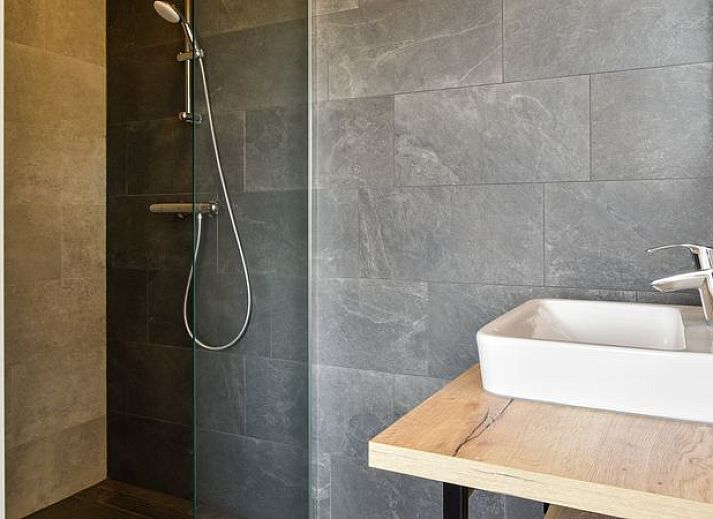 Guest house 380814 - Bungalow Noord Limburg - 12-persoons watervilla | 12CE
