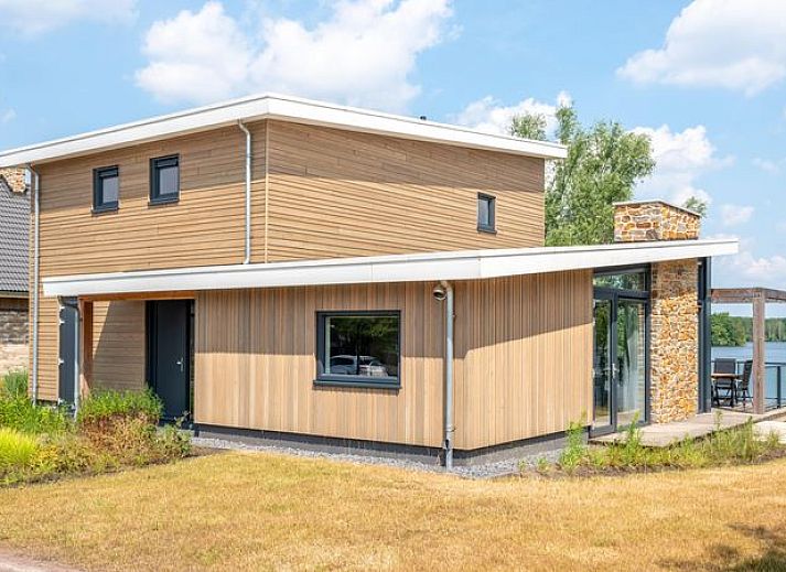 Guest house 380814 - Bungalow Noord Limburg - 12-persoons watervilla | 12CE