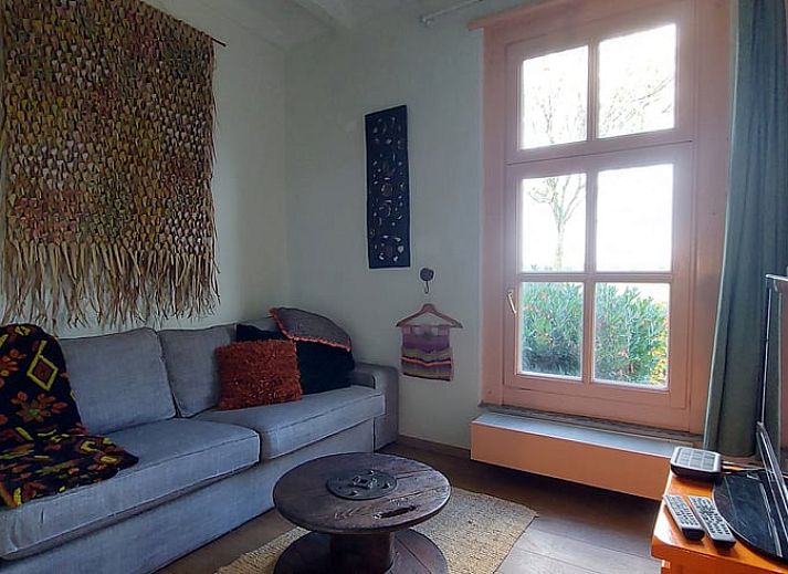 Charmante voordeur van Vakantiehuisje in Well (L), Noord Limburg, met klassieke leeuwenkop op een zonnige dag.