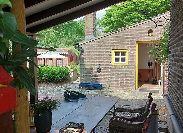 Moderne keuken in Vakantiehuisje in Well (L), Noord Limburg. Gezellige inrichting met kleurrijke accenten en praktische voorzieningen.