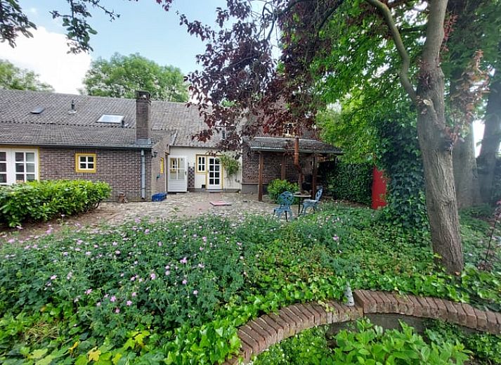 Moderne keuken in Vakantiehuisje in Well (L), Noord Limburg. Gezellige inrichting met kleurrijke accenten en praktische voorzieningen.