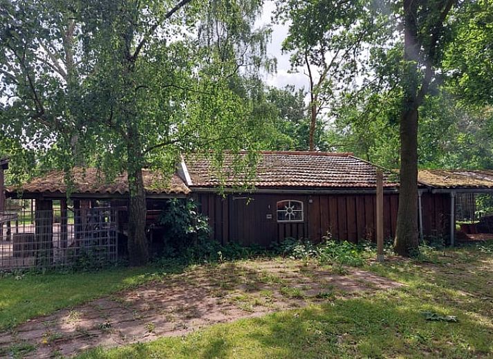 Moderne keuken in Vakantiehuisje in Well (L), Noord Limburg. Gezellige inrichting met kleurrijke accenten en praktische voorzieningen.