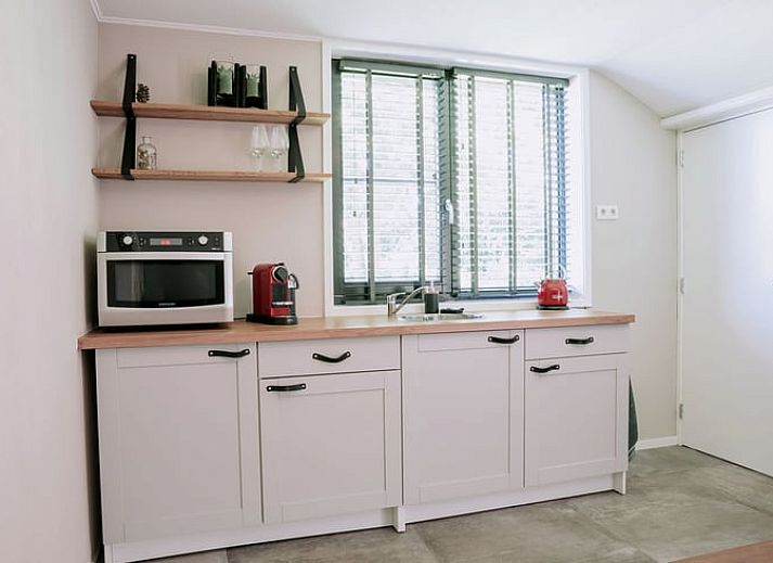 Stijlvolle woonkamer in Vakantiehuis in Well, Noord Limburg met kunst en decoratie.