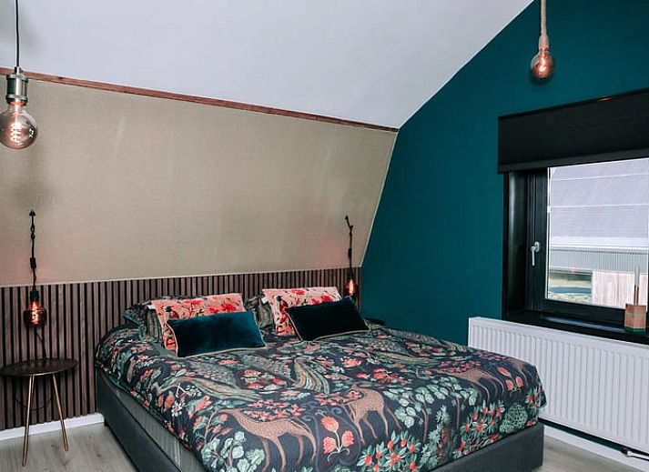 Comfortabele zitruimte in Vakantiehuis in Well, Noord Limburg met leren bank en verlichting.