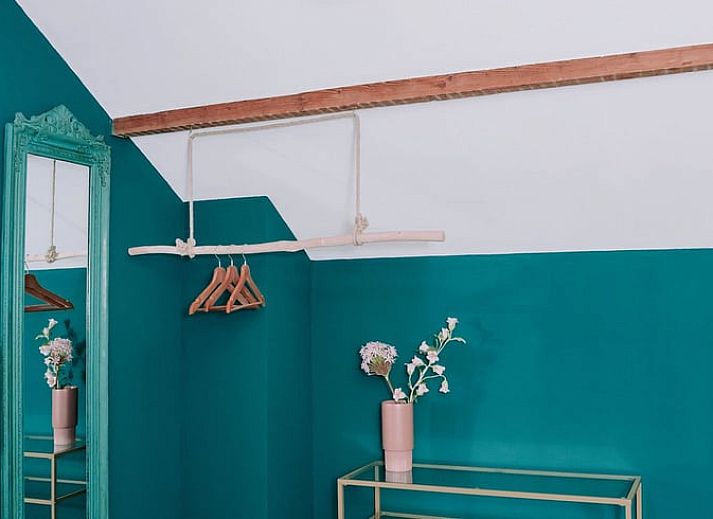 Comfortabele zitruimte in Vakantiehuis in Well, Noord Limburg met leren bank en verlichting.