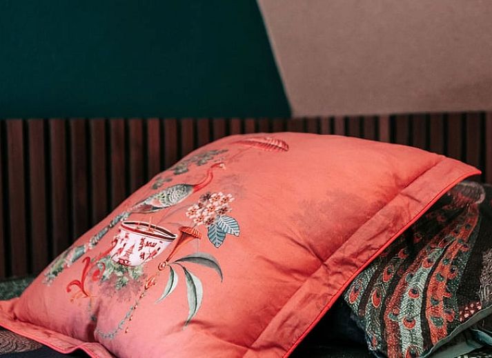 Comfortabele zitruimte in Vakantiehuis in Well, Noord Limburg met leren bank en verlichting.