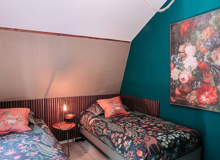 Lichte woonkamer in Vakantiehuis in Well, Noord Limburg met groot raam en gezellige sfeer.