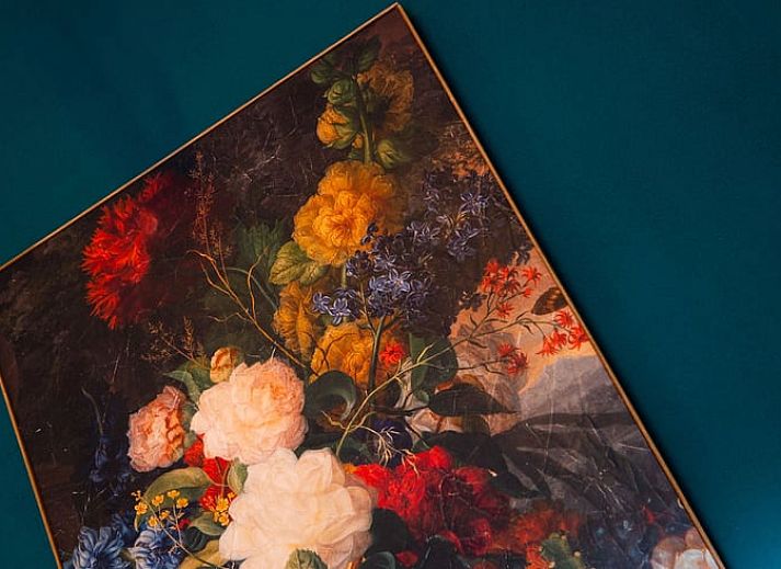 Lichte woonkamer in Vakantiehuis in Well, Noord Limburg met groot raam en gezellige sfeer.