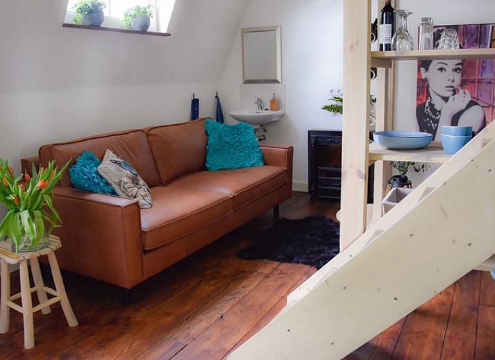 Gezellige eetruimte in Huisje in Well, vakantiehuis in Noord Limburg, met uitzicht op de natuur en vers fruit.