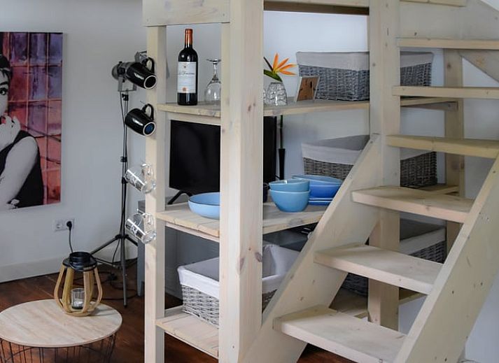 Gezellige eetruimte in Huisje in Well, vakantiehuis in Noord Limburg, met uitzicht op de natuur en vers fruit.