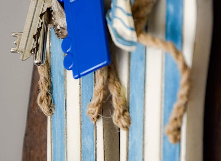 Gezellige eetruimte in Huisje in Well, vakantiehuis in Noord Limburg, met uitzicht op de natuur en vers fruit.