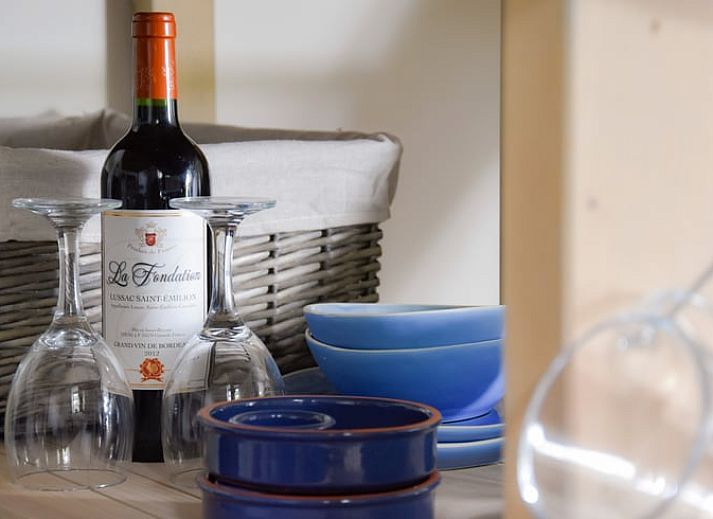 Comfortabele woonkamer in Huisje in Well, vakantiehuis in Well, Limburg, met gezellige zithoek en decoratieve planten.