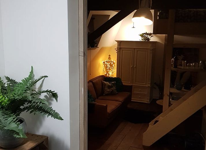 Knusse slaapruimte in Huisje in Well, vakantiehuis in Noord Limburg, met houten balken en warme dekens.