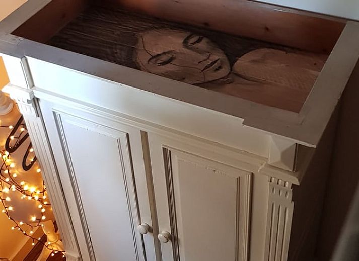 Knusse slaapruimte in Huisje in Well, vakantiehuis in Noord Limburg, met houten balken en warme dekens.