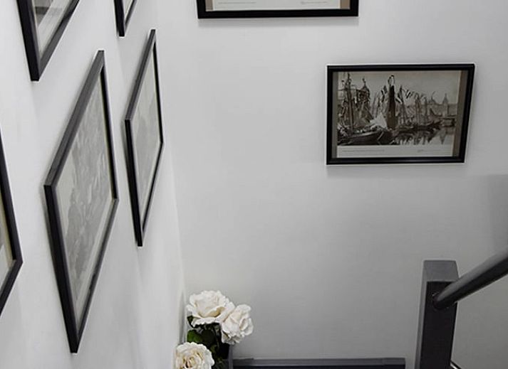 Knusse slaapruimte in Huisje in Well, vakantiehuis in Noord Limburg, met houten balken en warme dekens.