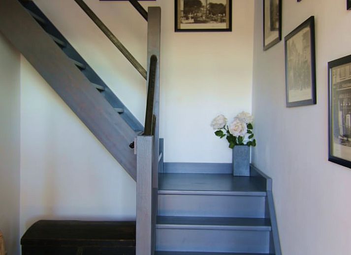 Knusse slaapruimte in Huisje in Well, vakantiehuis in Noord Limburg, met houten balken en warme dekens.