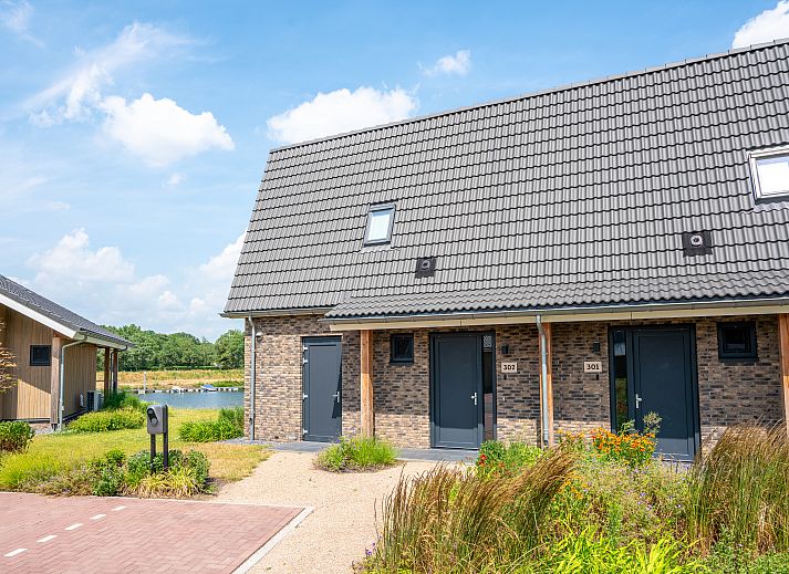 Verblijf 380850 - Bungalow Noord Limburg - 4-persoons waterwoning | 4CE