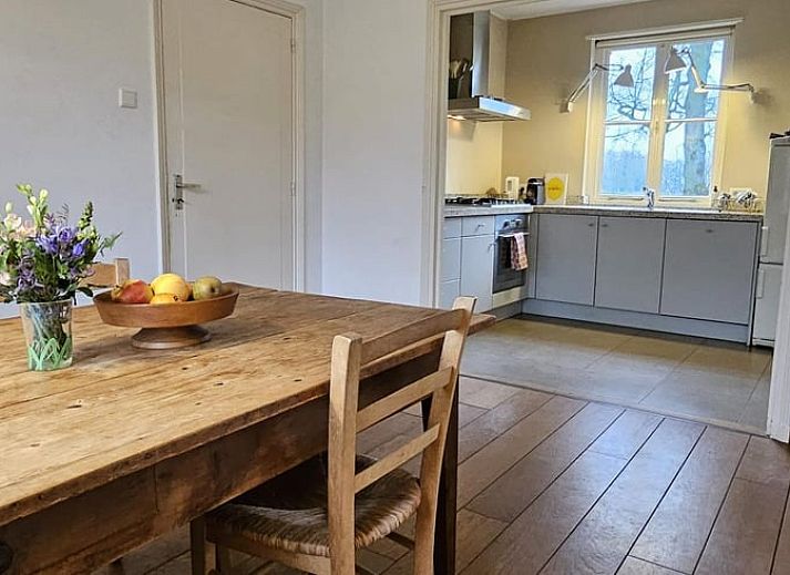 Gemuetliches Ferienhaus in Geijsteren, Nord-Limburg, mit Blick auf ueppige Waelder und Wasser.