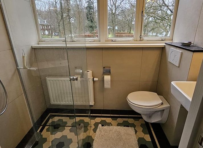 Gemuetliches Ferienhaus in Geijsteren, Nord-Limburg, mit Blick auf ueppige Waelder und Wasser.