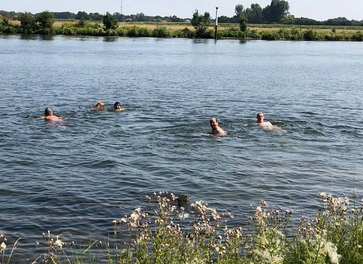 Stimmungsvoll beleuchtetes Landhaus in Geijsteren, Nord-Limburg, umgeben von Baeumen bei Sonnenuntergang.