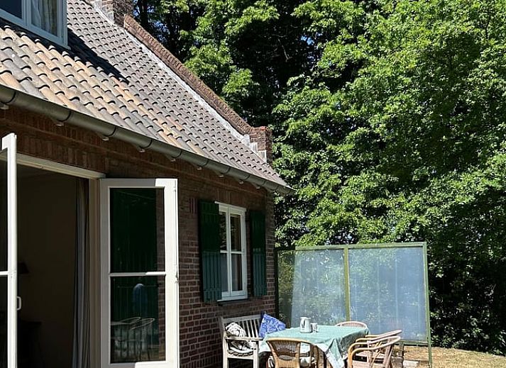 Gemuetliches Wohnzimmer im Ferienhaus in Geijsteren, Nord-Limburg, mit bequemen Sitzgelegenheiten und Kamin.