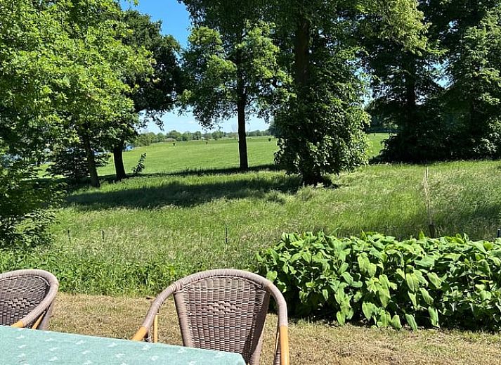 Gemuetliches Wohnzimmer im Ferienhaus in Geijsteren, Nord-Limburg, mit bequemen Sitzgelegenheiten und Kamin.