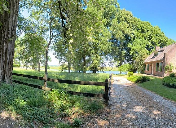 Gemuetliches Wohnzimmer im Ferienhaus in Geijsteren, Nord-Limburg, mit bequemen Sitzgelegenheiten und Kamin.