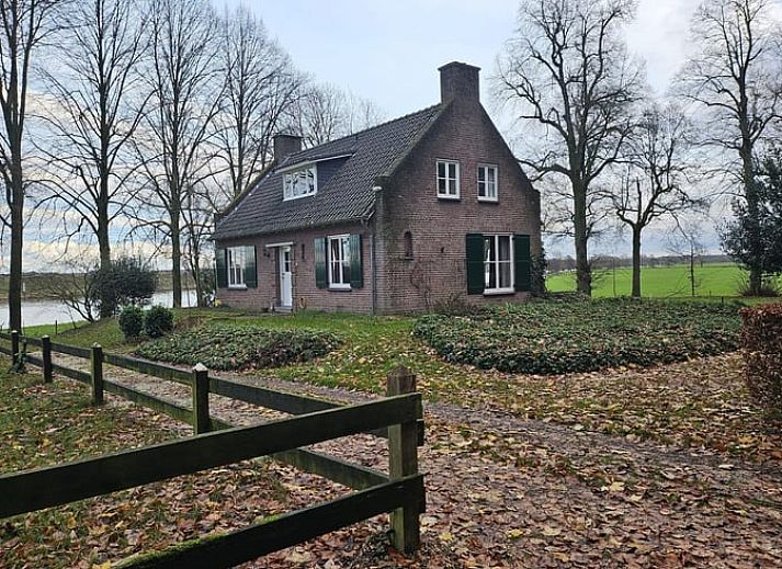 Gemuetliches Wohnzimmer im Ferienhaus in Geijsteren, Nord-Limburg, mit bequemen Sitzgelegenheiten und Kamin.