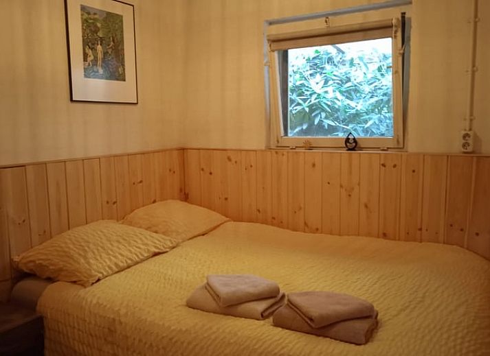 Huisje in Swolgen, vakantiehuis in Noord Limburg met houten gevel en terras in de natuur.