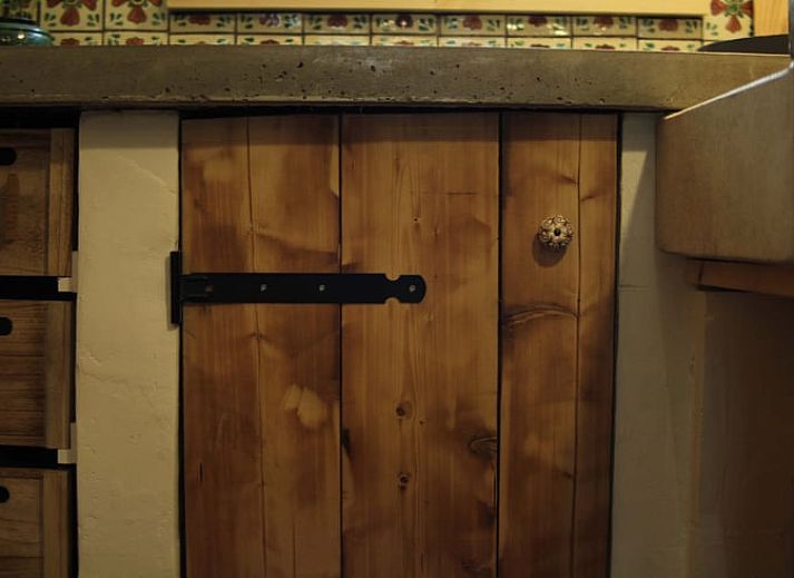 Huisje in Swolgen, vakantiehuis in Noord Limburg met houten gevel en terras in de natuur.