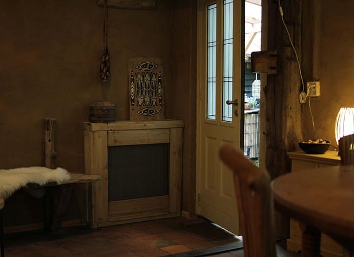 Knusse slaapkamer in Huisje in Swolgen, vakantiehuis in Limburg met houten interieur.