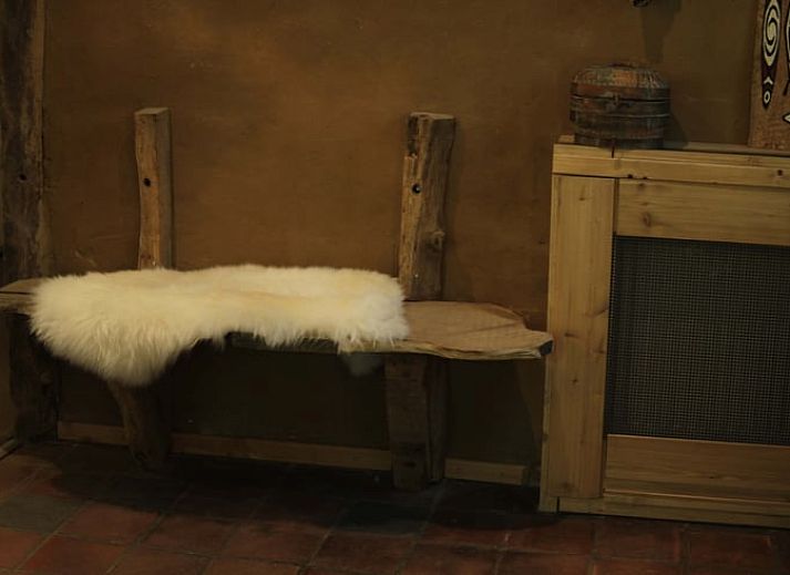 Gezellige woonkamer in Huisje in Swolgen, vakantiehuis in Limburg omringd door natuur.