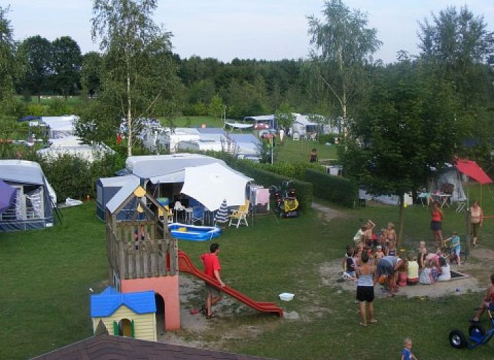 Terras bij Appartement Groen, Blauw of Rood in Horst, Noord Limburg met gezellige zitjes en schaduwrijke bomen.