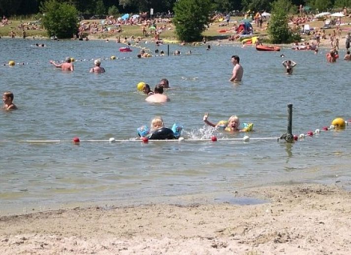 Chalet Pimpelmees / Huismus in Horst, Noord Limburg, vakantiehuis met groene tuin en zonnig terras.