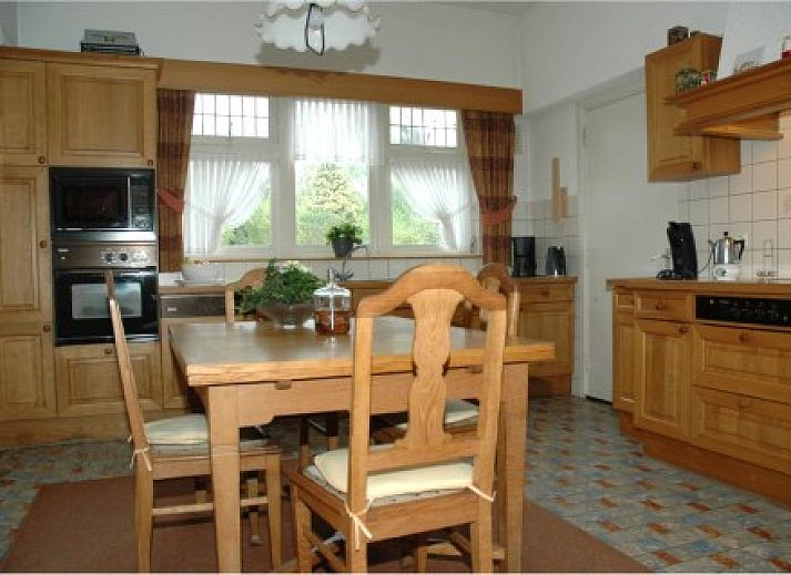 Eingang zur Ferienvilla Hubertushof in Horst, Nord-Limburg, umgeben von grnen Bumen und einer ruhigen Umgebung.