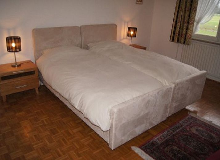 Eingang zur Ferienvilla Hubertushof in Horst, Nord-Limburg, umgeben von grnen Bumen und einer ruhigen Umgebung.