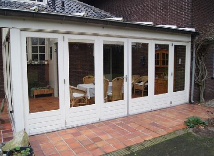 Gerumiges Schlafzimmer mit groem Bett in der Ferienvilla Hubertushof, Horst, Nord-Limburg, mit viel Tageslicht und eleganten Vorhngen.