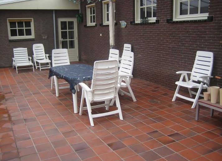 Gerumiges Schlafzimmer mit groem Bett in der Ferienvilla Hubertushof, Horst, Nord-Limburg, mit viel Tageslicht und eleganten Vorhngen.