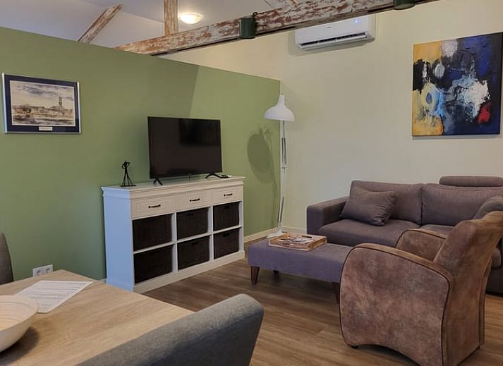 Buitenzwembad bij Vakantiehuis in Venlo, Noord Limburg met ligstoelen en kleurrijke muurschildering.