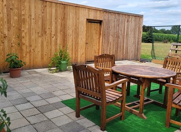 Eetkamer in Vakantiehuis in Venlo, Noord Limburg met grote ramen en uitzicht op de tuin.
