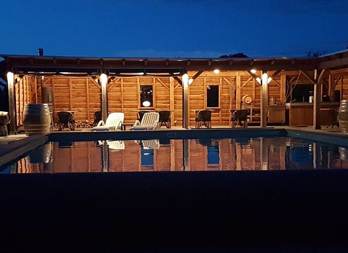 Open leefruimte in Vakantiehuis in Venlo, Noord Limburg met keuken en zithoek voor ontspanning.