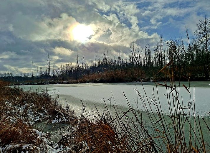 Stijlvolle badkamer en slaapkamer in Huisje in Broekhuizenvorst, vakantiehuis in Noord Limburg.