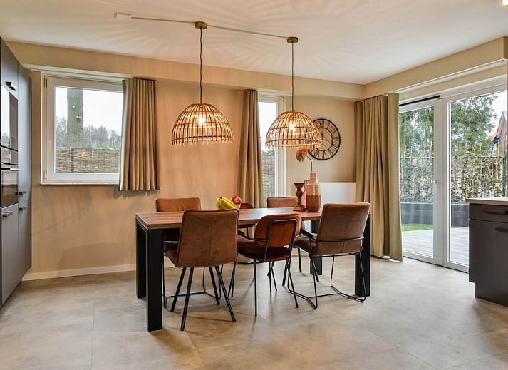 Geniessen Sie die grosszuegige Terrasse von Wellness Villa 6, einem Ferienhaus in Arcen, Nord-Limburg, umgeben von gruener Natur und Ruhe.