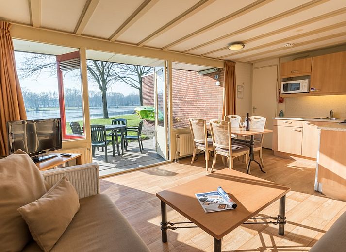 Geniessen Sie die Ruhe und den Frieden im Bungalow KVW4 in Arcen, Nordlimburg. Entspannen Sie sich auf der Terrasse mit Blick auf die gruene Natur.