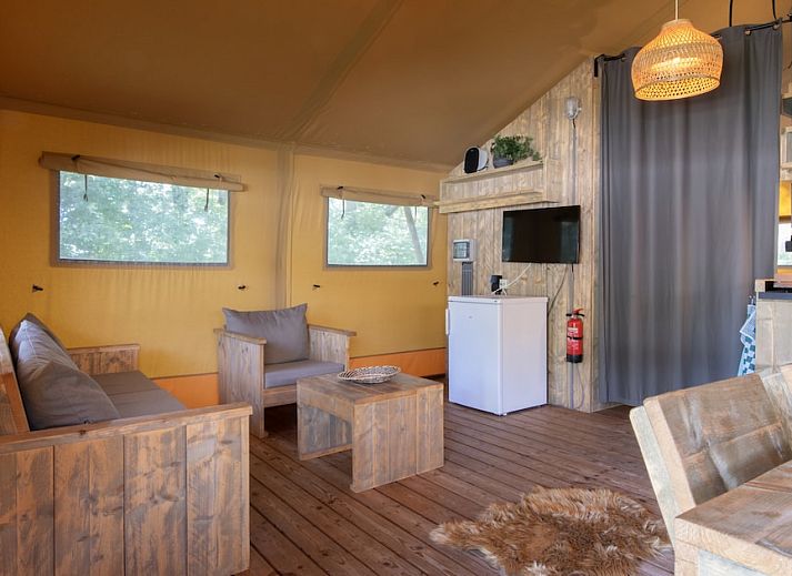 Gemuetliches Safari-Zelt 6B in Arcen, Nord-Limburg, mit geraeumiger Veranda inmitten der Natur fuer ein perfektes Glamping-Erlebnis.