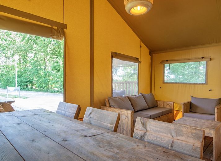 Gemuetliches Safari-Zelt 6B in Arcen, Nord-Limburg, mit geraeumiger Veranda inmitten der Natur fuer ein perfektes Glamping-Erlebnis.