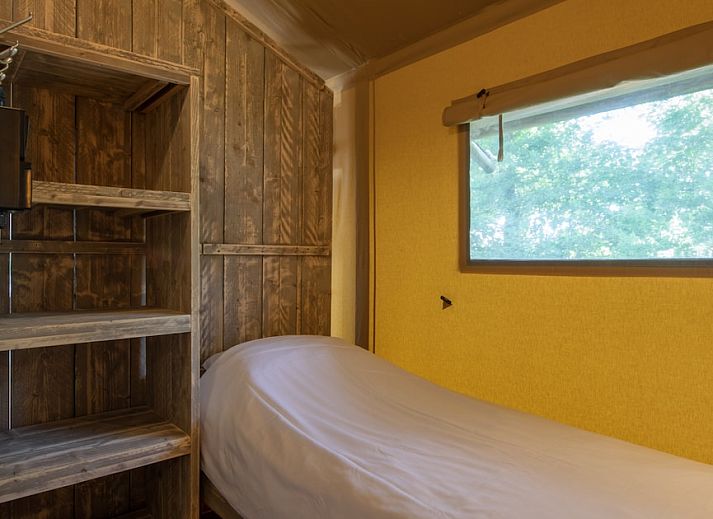 Gemuetlicher Innenbereich des Safari-Zeltes 6B in Arcen, Nord-Limburg, mit Holzmoebeln und modernen Annehmlichkeiten fuer ein komfortables Glamping-Erlebnis.