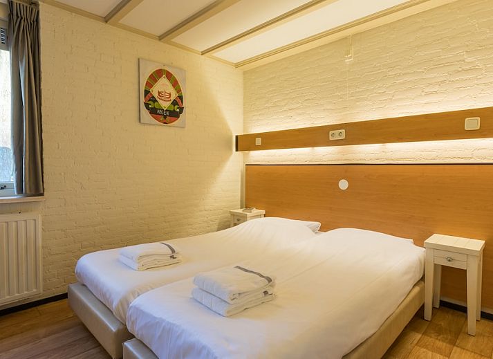 Bright living space in vacation home KVA4, Arcen, North Limburg, with views of greenery and comfortable amenities.